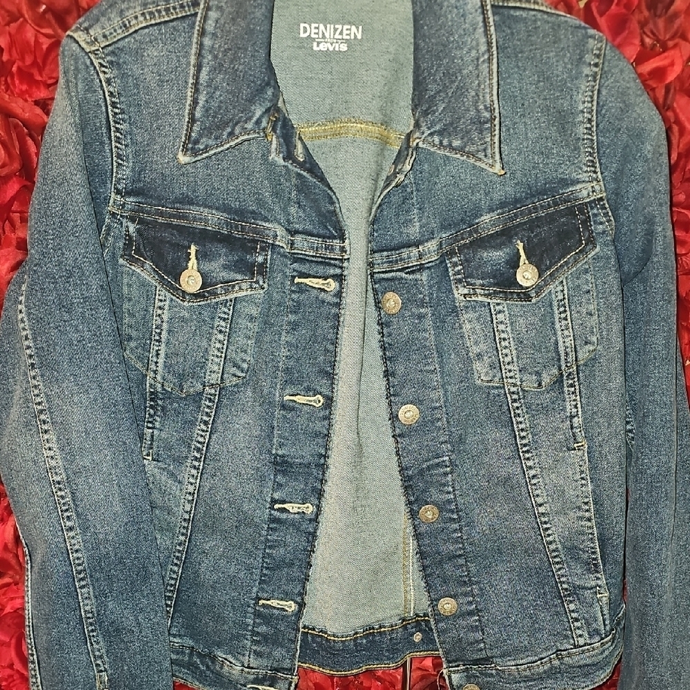 Denizen from Levi's Classic Blue Denim Jacket Size Large. LIKE NEW